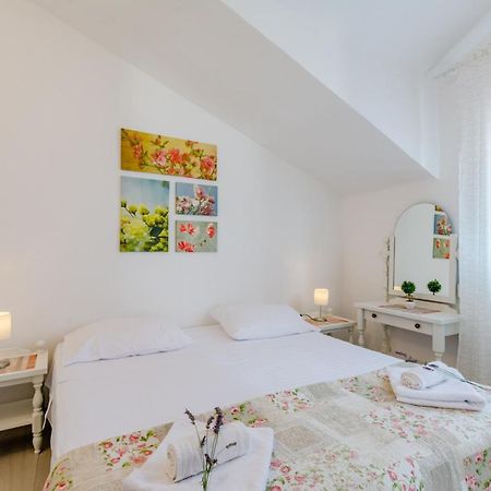 Villa Dinka Sutivan Buitenkant foto