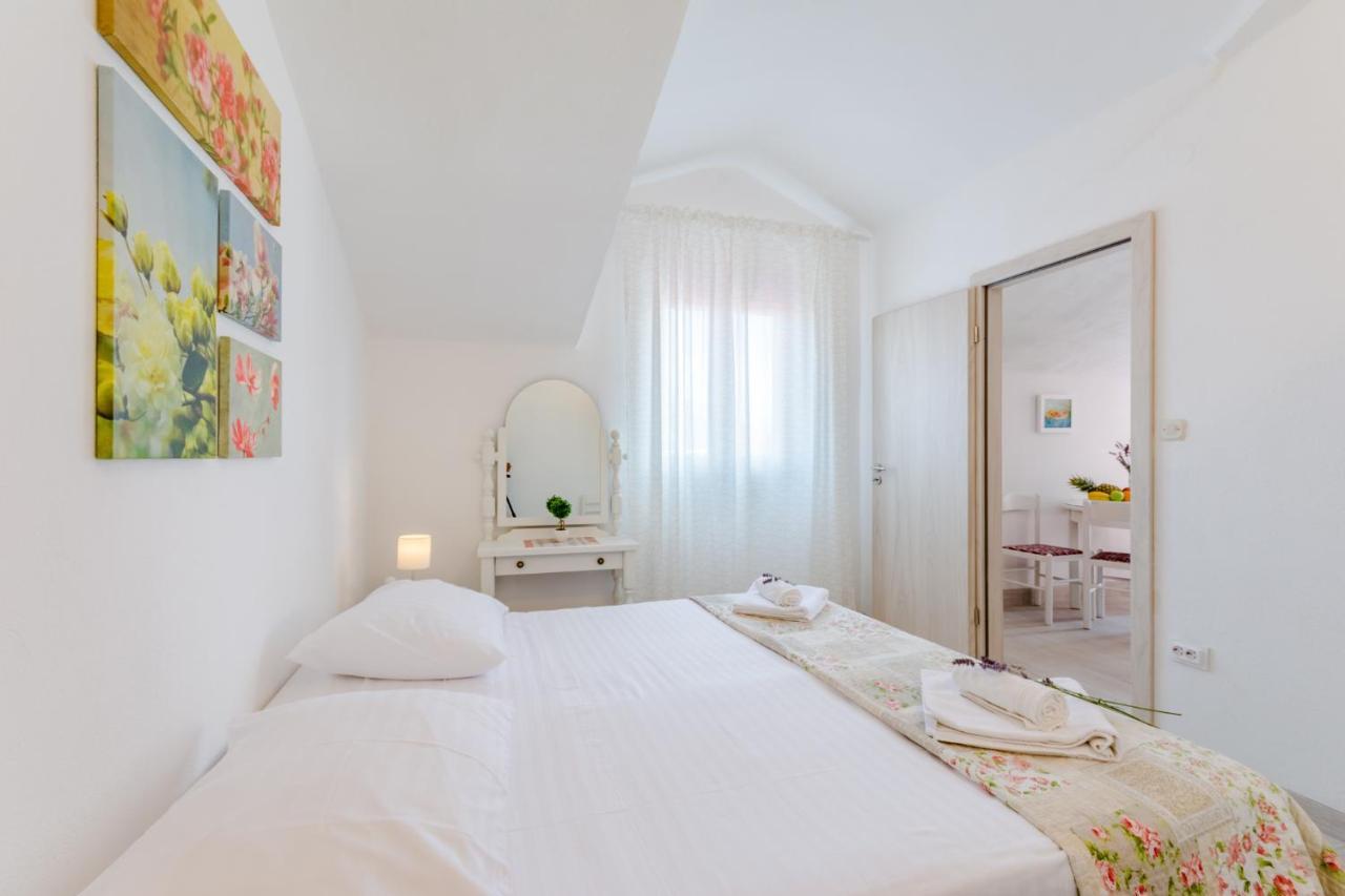 Villa Dinka Sutivan Buitenkant foto