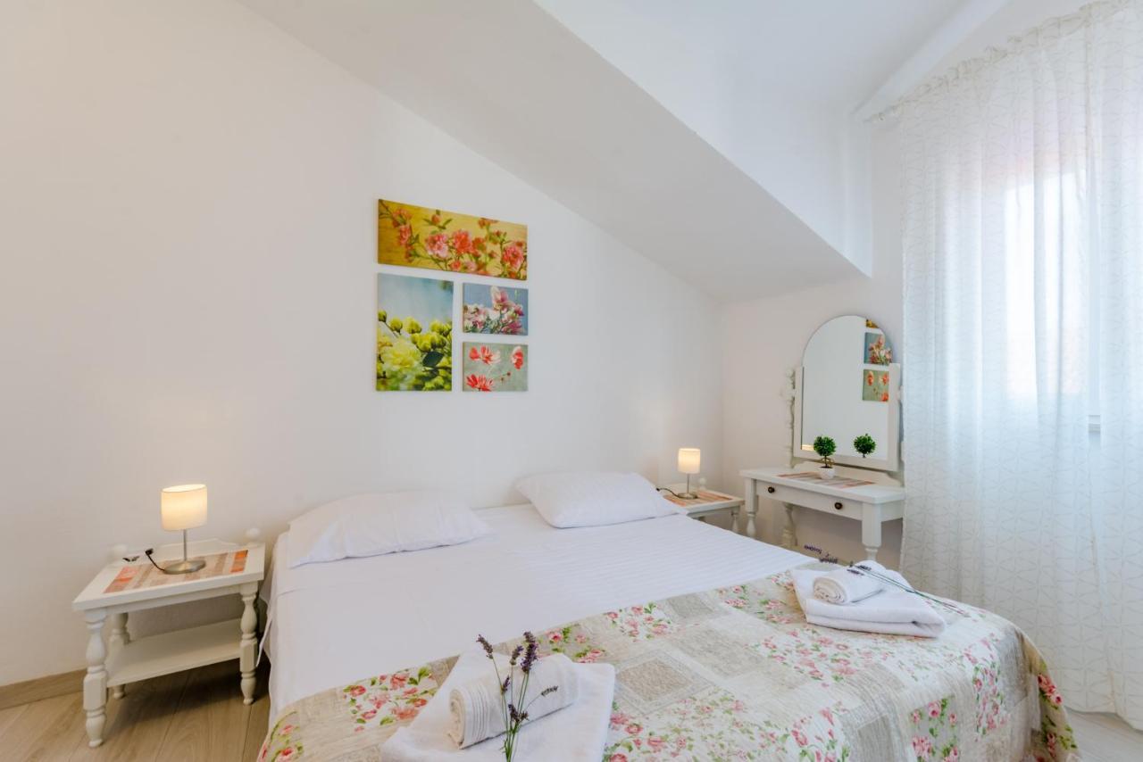 Villa Dinka Sutivan Buitenkant foto