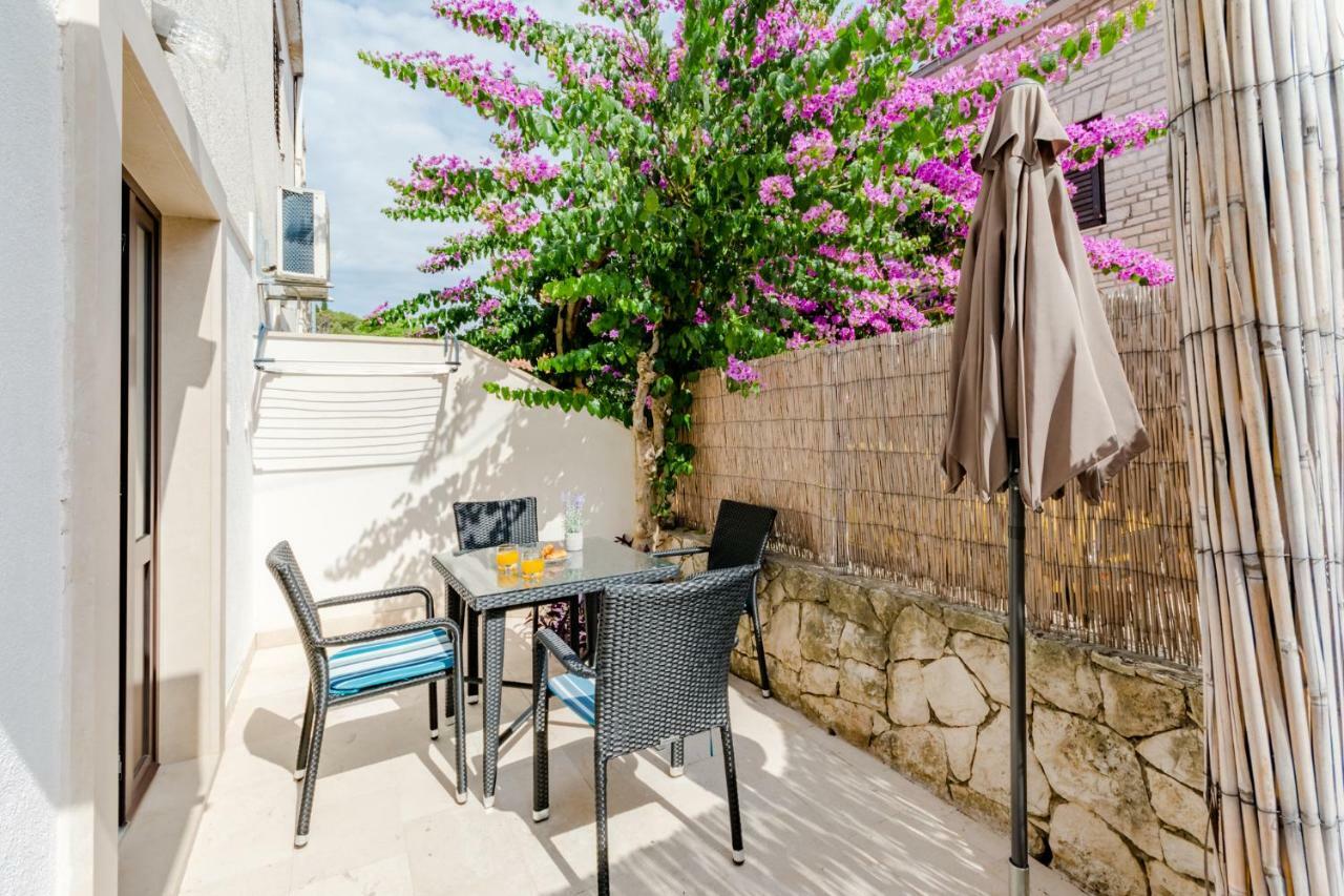 Villa Dinka Sutivan Buitenkant foto