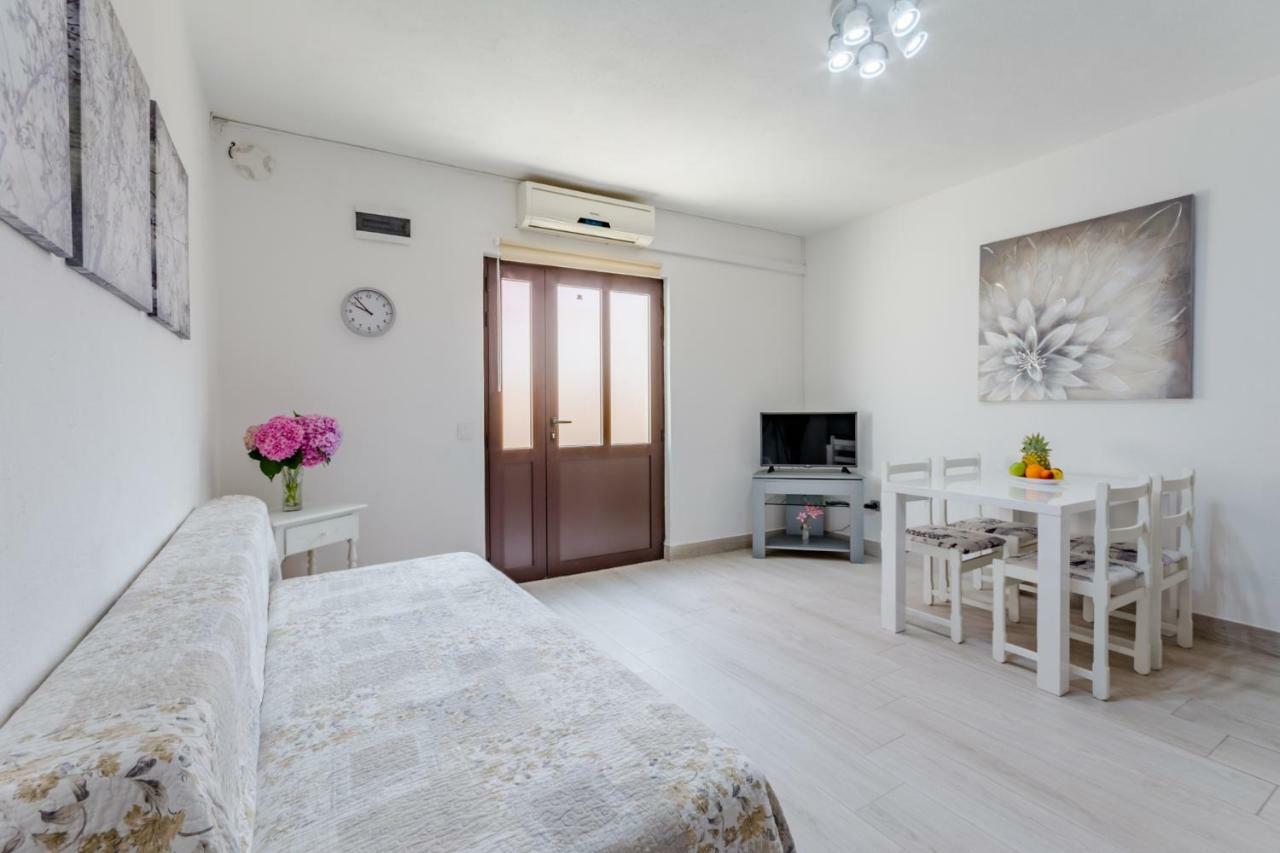 Villa Dinka Sutivan Buitenkant foto