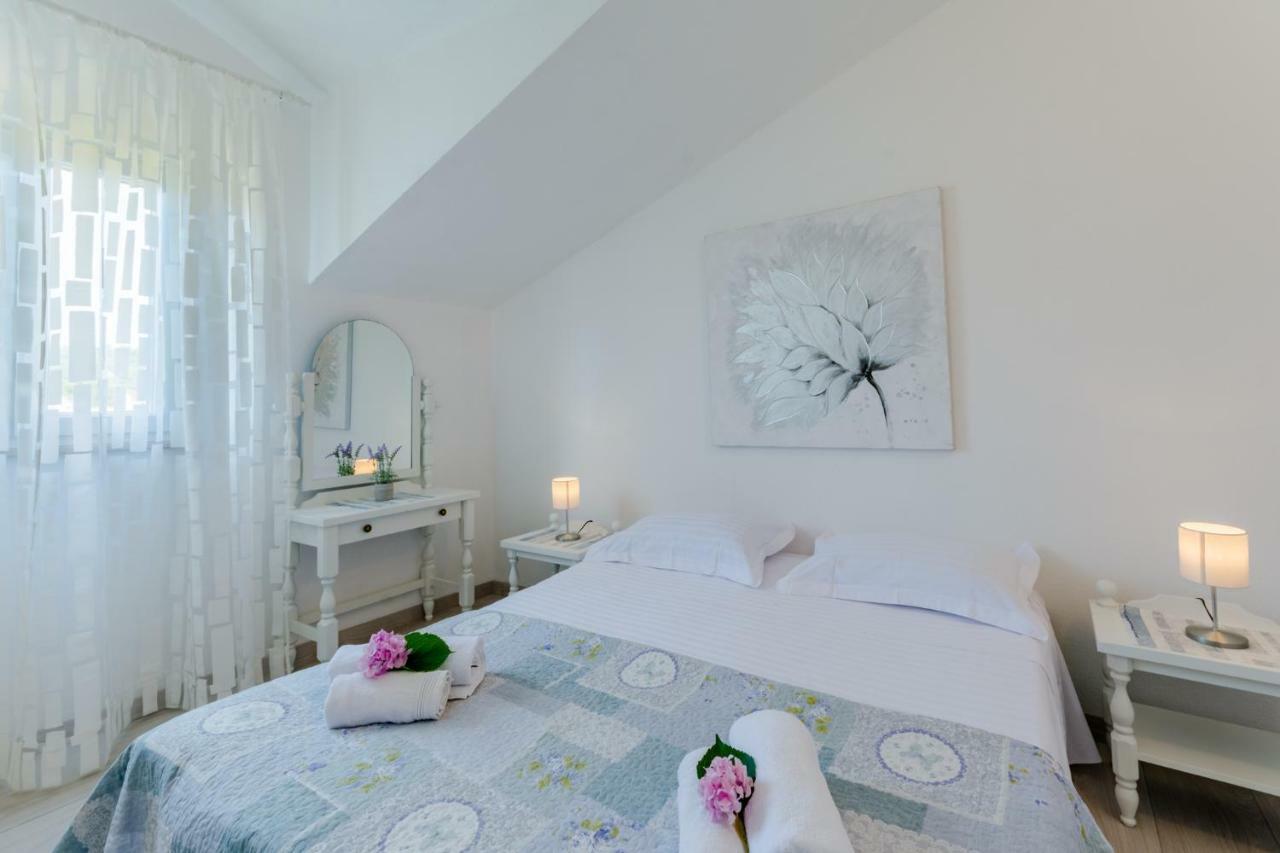 Villa Dinka Sutivan Buitenkant foto