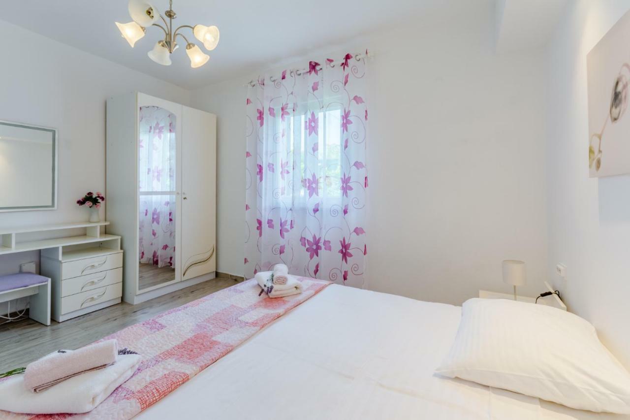 Villa Dinka Sutivan Buitenkant foto