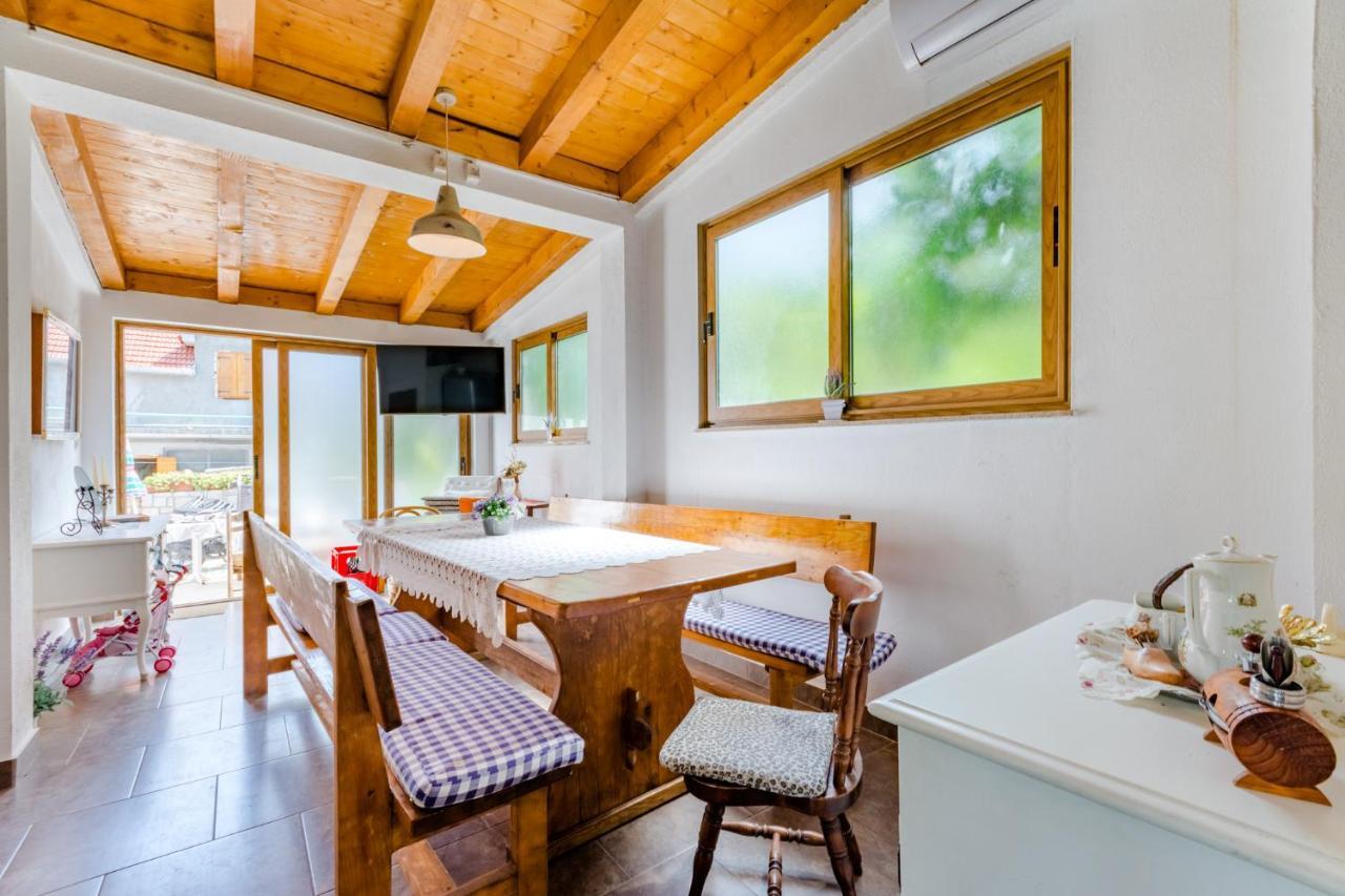 Villa Dinka Sutivan Buitenkant foto