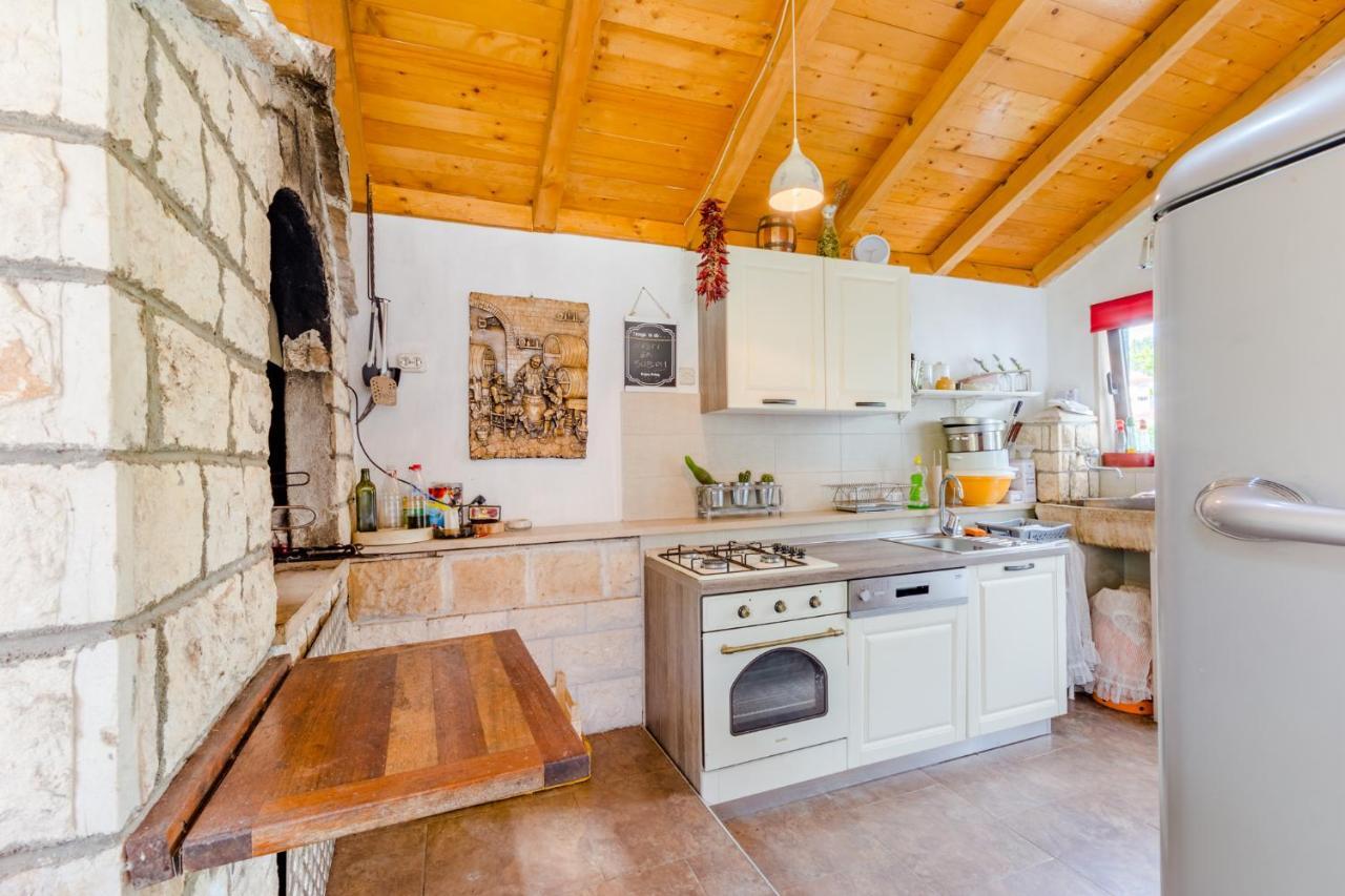 Villa Dinka Sutivan Buitenkant foto