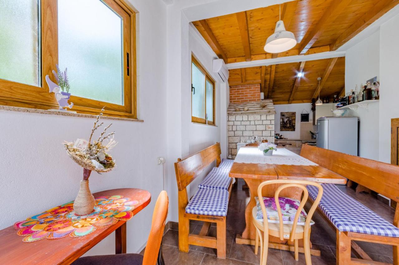 Villa Dinka Sutivan Buitenkant foto