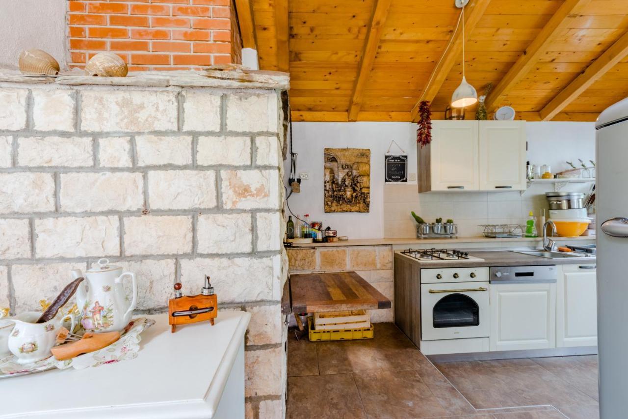 Villa Dinka Sutivan Buitenkant foto