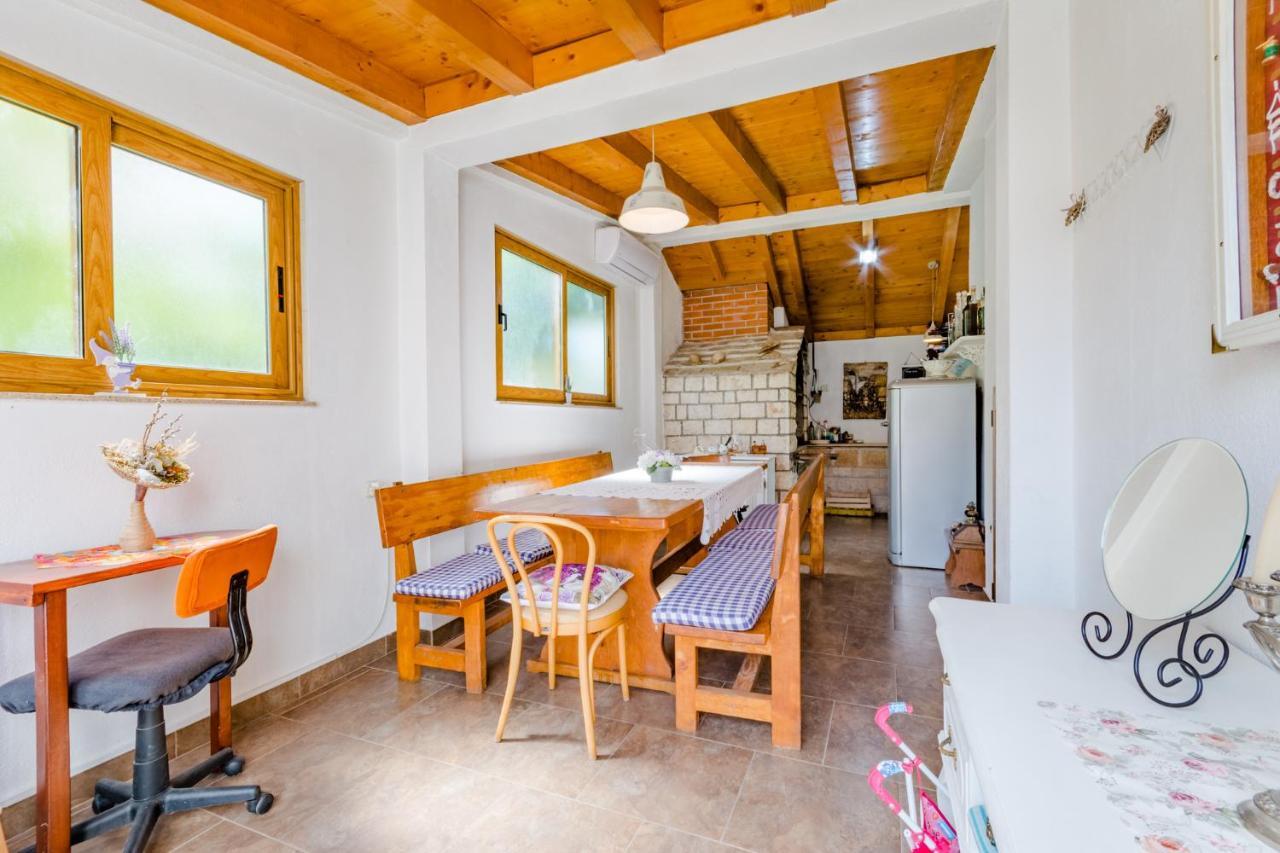 Villa Dinka Sutivan Buitenkant foto